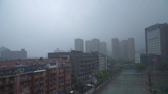 阴天雨雾下雨中的城市楼房