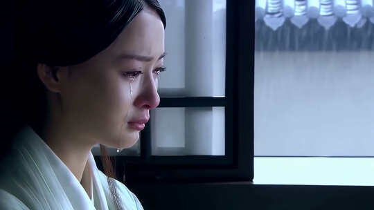 古装女子窗前哭泣