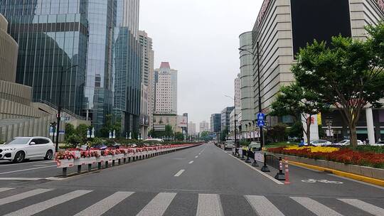 上海封城中的阴天商业街道