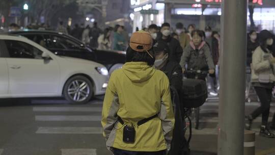 夜晚的街道车流行人