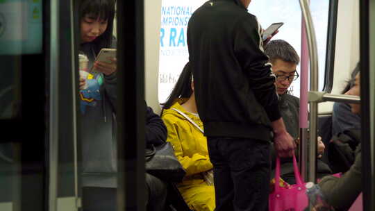 武汉地铁车厢关门开动 组镜