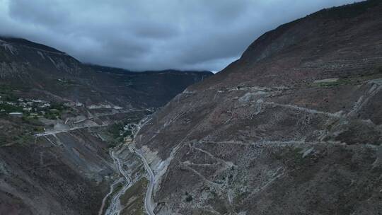 峡谷间的盘山公路视频素材模板下载