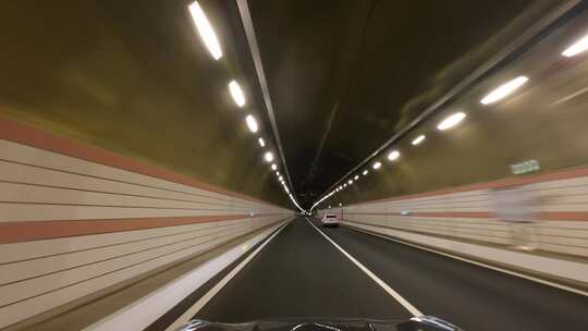 汽车经过隧道