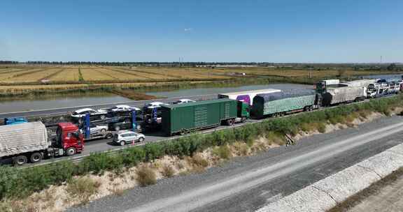 航拍高速公路大堵车