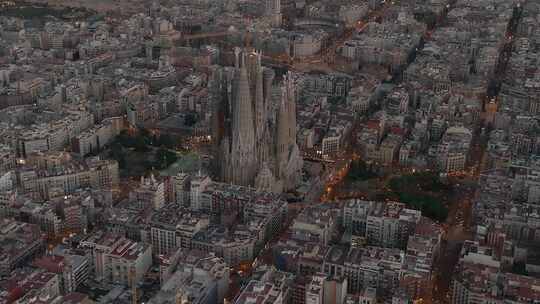 巴塞罗那城市天际线和圣家堂的鸟瞰图视频素材模板下载