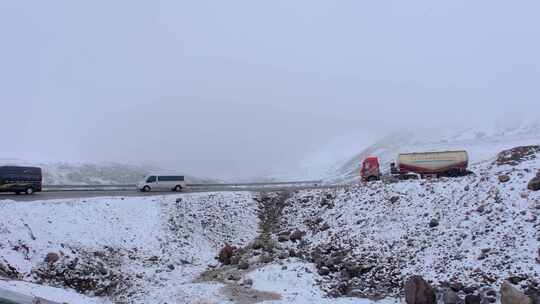 新疆218雪山公路风光