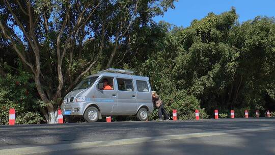 汽车挫折视频山路汽车抛锚推车前行