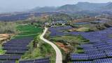 航拍农村山坡上的太阳能电池板光伏发电场高清在线视频素材下载