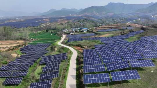 航拍农村山坡上的太阳能电池板光伏发电场