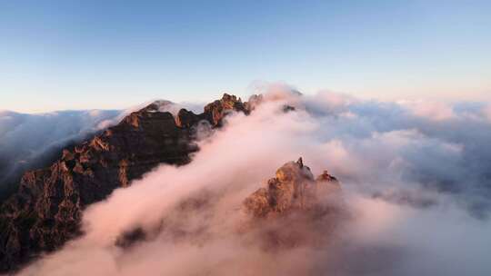 4k航拍山顶云雾缭绕大自然