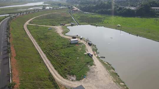 航拍野外露营地，有着农田森林河流的地方