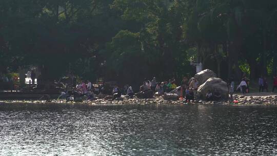 节假日荔枝公园水边游客