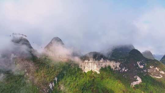 山间云雾缭绕的山村公路自然风景