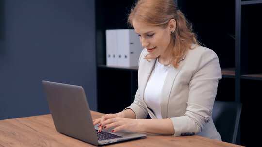 女商人办公室使用笔记本电脑