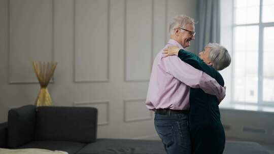 老年幸福夫妇在家跳舞真诚慈爱的老太太丈夫