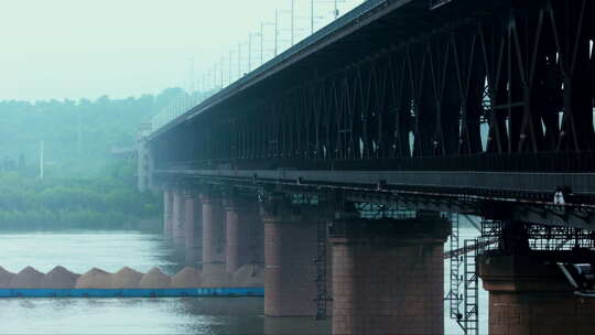 武汉长江大桥桥下过船 清晨晨雾
