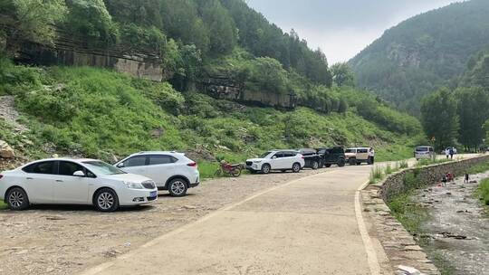 济南雨后佛峪沟瀑布流水游人近郊玩水地