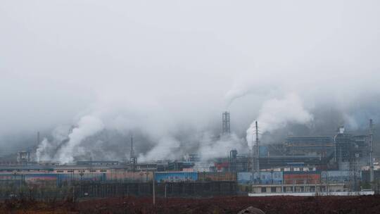 重污染企业烟囱排放浓烟雾霾天空