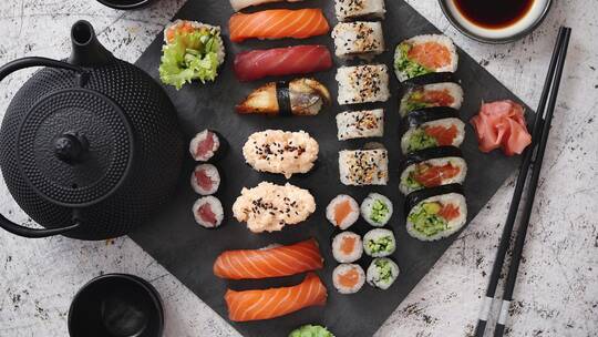 不同种类的寿司卷放在黑色石板上视频素材模板下载