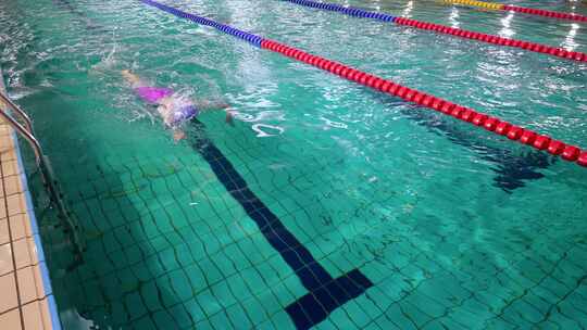 夏季游泳馆游泳体育锻炼健身比赛