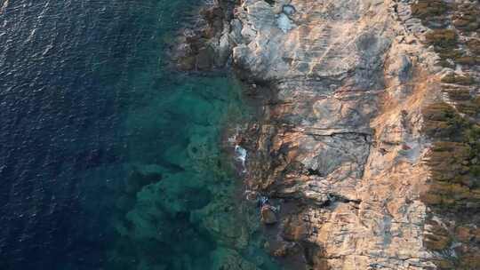 航拍大海礁石海岸海浪海洋大海海平面