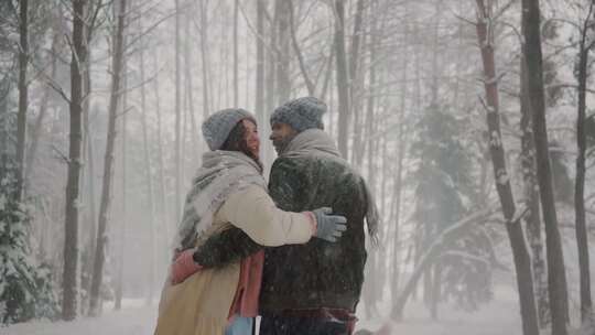 特写情侣在白雪皑皑的森林里嬉戏玩耍