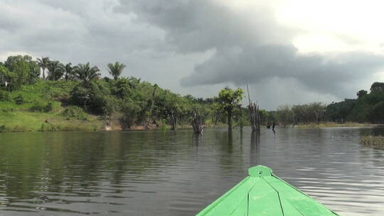独木舟穿过亚马逊河天际线景观