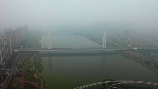 雾霾下的西安元朔大桥全景鸟瞰图视频素材模板下载