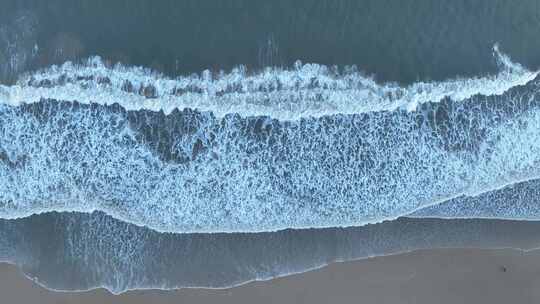 俯拍沙滩潮汐海水浪花拍打海岸海边涨潮退潮