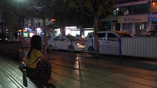 街角喝酒的女孩