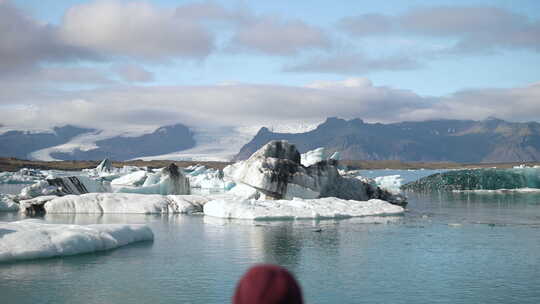 在Jokulsarlon冰川泻湖看冰山的人