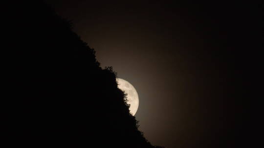 月亮升起 月亮从山谷升起