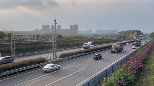 城市郊区绕城高速路车流2