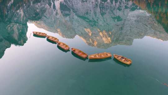 戏剧性的鸟瞰划船，布雷斯湖，意大利。山体反射。平底锅。揭示美丽的L