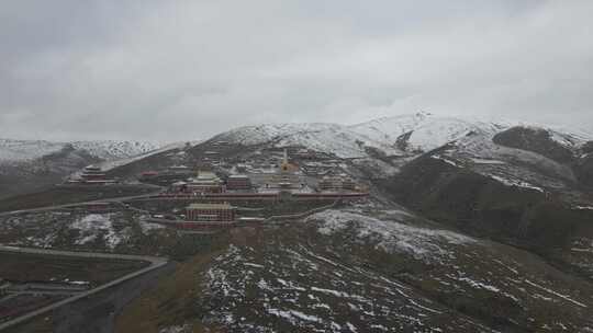 航拍川西甘孜州色达县金马草原雪山东嘎寺