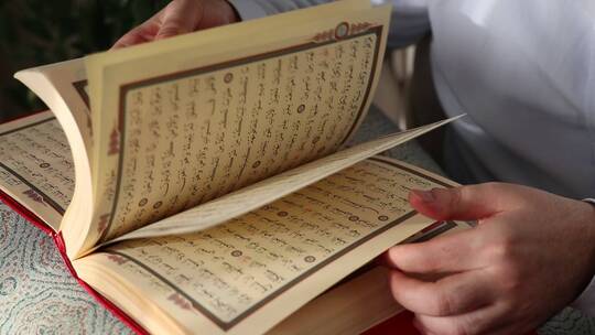 年轻的穆斯林人在学习古兰经