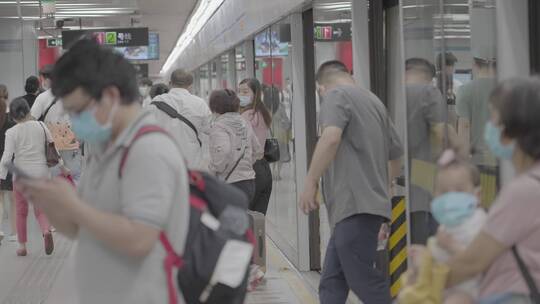 上海疫情解封后地铁上的人们