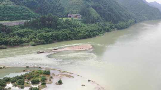 航拍广西丹州河滩湖面青山绿水