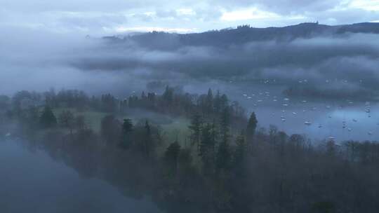 无人机扫射温德米尔湖的湖边，显示了一个雾