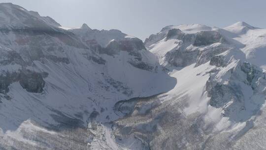 唯美大气震撼冬季长白山瀑布雪景航拍