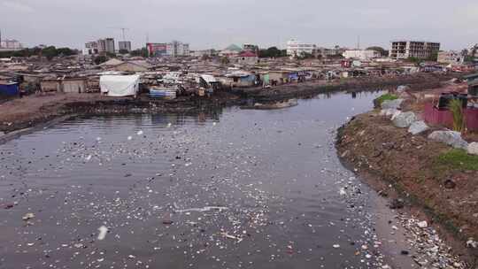 加纳贫民窟严重污染泻湖的空中小车视频素材模板下载