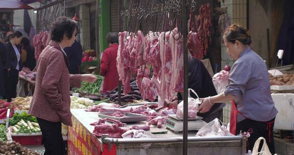 成都露天菜市场生猪肉摊位消费旺盛热闹集市