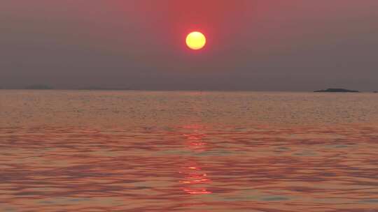 海上日落，夕阳映照水面的美丽景象