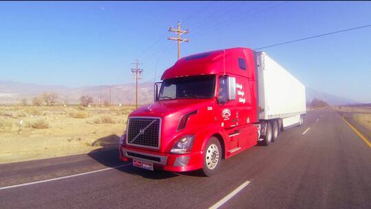 行驶在沙漠公路上的卡车视频素材模板下载