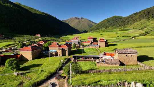 航拍川西贡嘎山乡乌库楚雪山下的上城子村