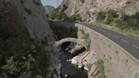 山谷中公路和旁边的石拱桥