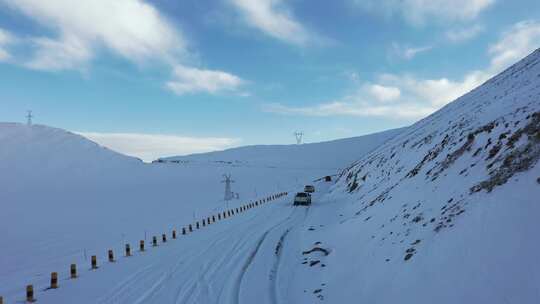 青藏高原达坂山蓝天白云雪景雪山汽车