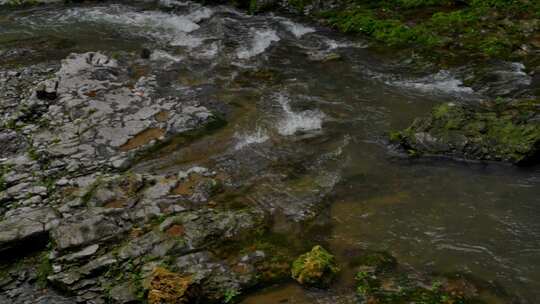 4K高清相机拍摄山涧小溪潺潺流水
