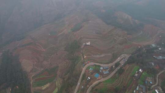 航拍山地梯田与村落景象