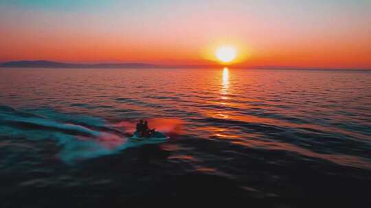 海上夕阳摩托艇大海海面落日旅行度假游玩